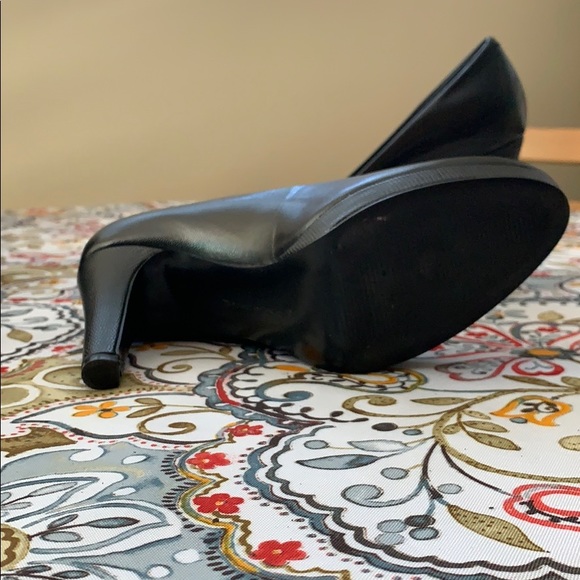 Size 6 Bandolino black platform pumps. - Picture 3 of 4